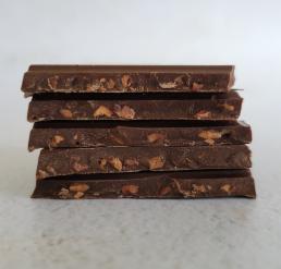 intérieur de la tablette 80% éclats de fèves de cacao bio et équitable