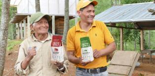 Deux producteurs de café bio du Guatemala tenant un paquet de cafe Terra Etica