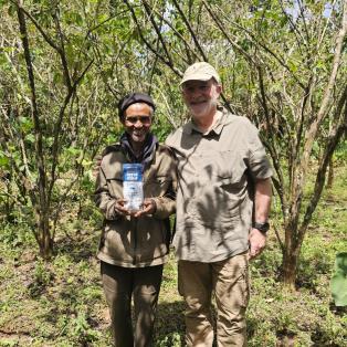 M. Merkene, producteur de café en Ethiopie avec Stéphane Comar de la SCOP Terra Etica