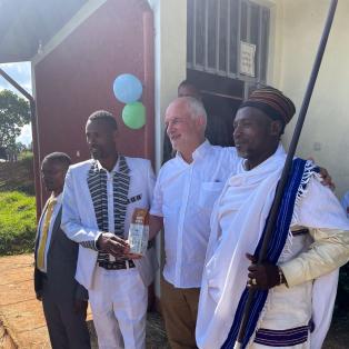 Sage du village de la coopérative WOCC en Ethiopie avec Stéphane Comar