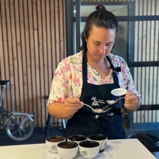 Eve Vitt, salariée de Terra Etica lors de son examen Q-Arabica Grader