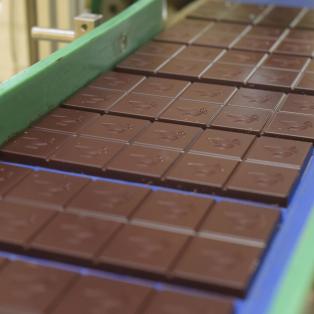 Tablettes de chocolat sur le tapis roulant à la sortie de fabrication à la sortie d'usine. 