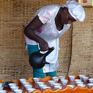 service du café lors de la cérémonie Jebena Buna en Ethiopie