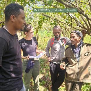 M. Merkene, producteur de café en Ethiopie explique les enjeux du projet à un groupe de personne. 