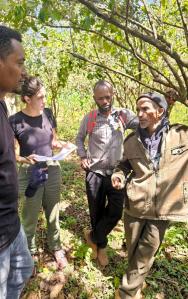 producteur de café en EThiopie en train d'expliquer les enjeux de la culture du café à un groupe d'agronomes