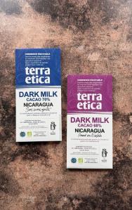 Deux tablettes de chocolat Dark Milk Terra Etica, une bleue et une rose