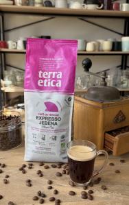 café ethiopien bio Jebena de Terra Etica et tasse de café avec crema