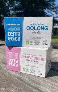 Deux boîtes de sachets de the posées sur une table : un the oolong et un thé ayurvédique 