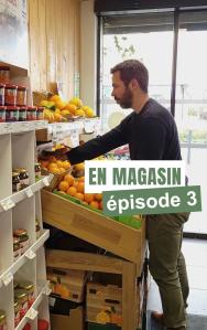 Jeremy range les oranges dans l'épicerie Au Jardin d'Alice en Gironde