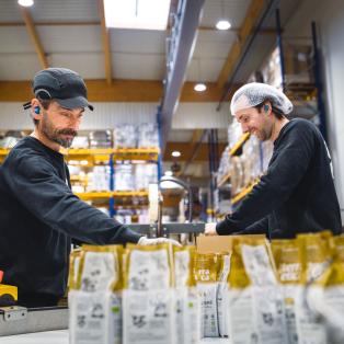 Robin et Ferhat de l'équipe production chez Terra Etica