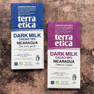Les deux tablettes Dark Milk bio de la marque Terra Etica