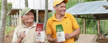 Deux producteurs de café bio et équitable Terra Etica